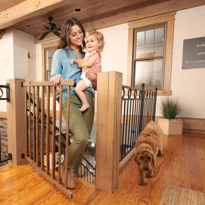 New in box! Evenflo Top of Stairs Walk-Thru Gate (Farmhouse Collection)! Expands form 30-48 inches! one-hand latch is simple for adults to use. Retails $109 