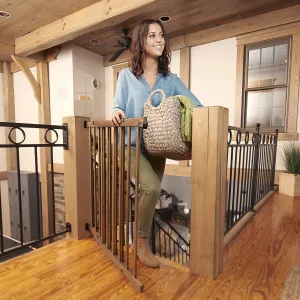 New in box! Evenflo Top of Stairs Walk-Thru Gate (Farmhouse Collection)! Expands form 30-48 inches! one-hand latch is simple for adults to use. Retails $109 